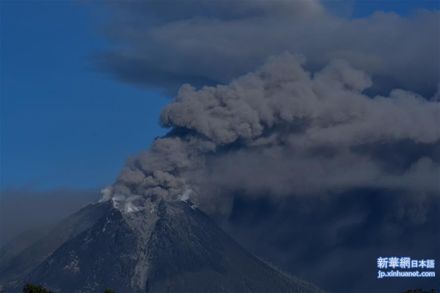 （新华视界）（2）喷发的锡纳朋火山
