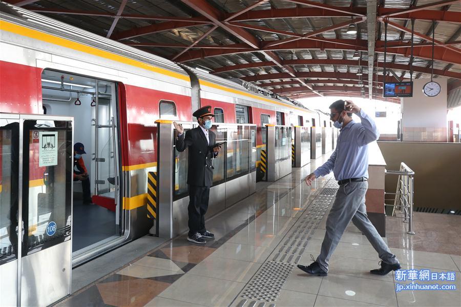 （国际）（1）巴基斯坦首条地铁商运后迎来首批乘客