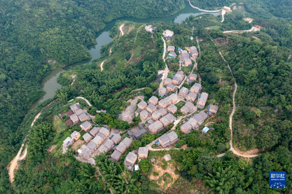 チワン族の民族文化で村を活性化 中国雲南省坡芽村