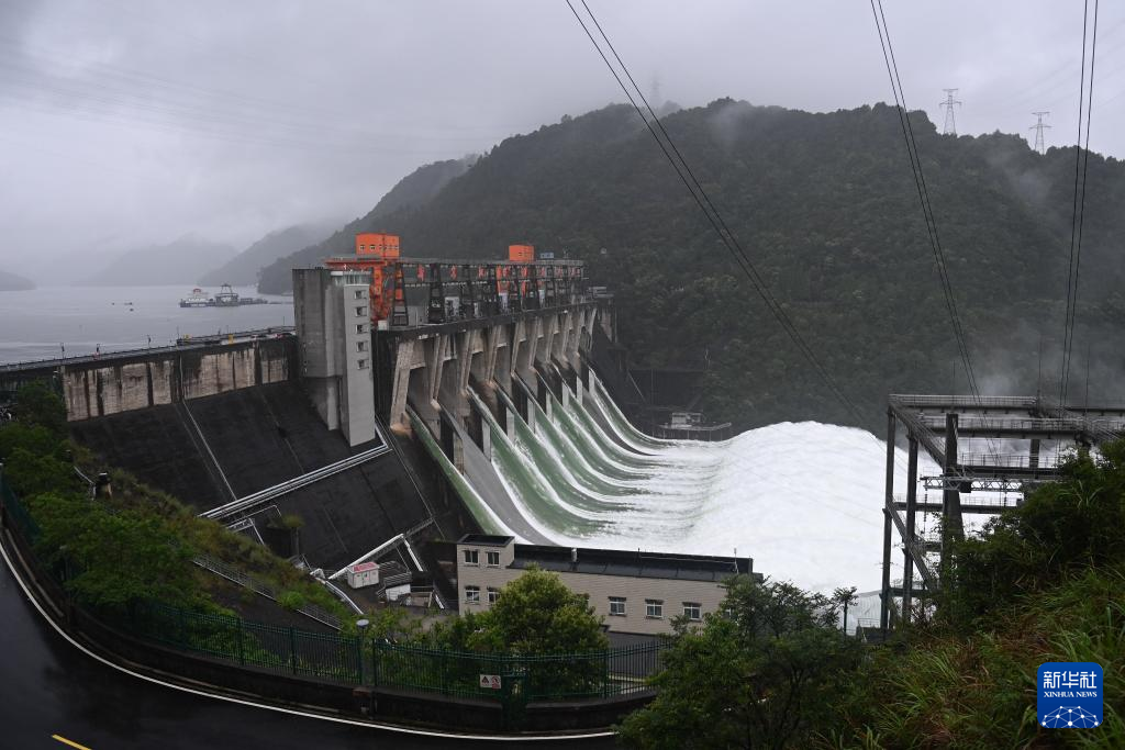 中国浙江省の新安江ダム、水位上昇で水門7カ所から放流