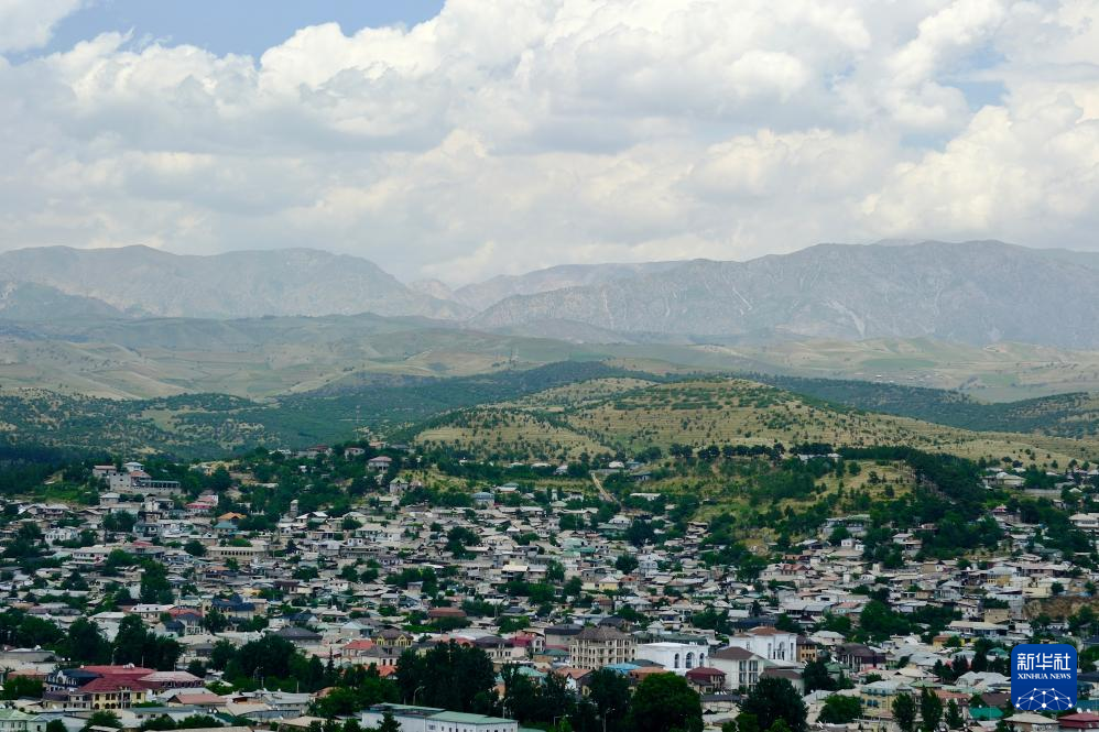 山々に囲まれたタジキスタンの首都ドゥシャンベ