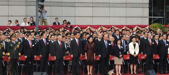 香港で国旗掲揚式が行われ、新中国65周年の誕生日を祝い