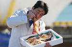 安倍首相、福島で集票のために焼き魚を食べ