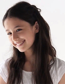 可愛いすぎる13歳の日露ハーフの少女