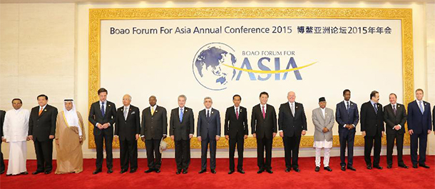 習近平主席がボアオ・アジアフォーラム2015年年次総会に出席した外国の指導者たちと一緒に記念写真を撮った