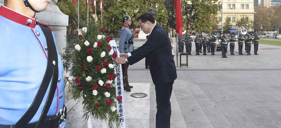 李克強総理はオイギンス記念碑に花輪を献上