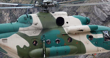 チベット・キドン道路港、軍用ヘリコプターが外に出られない群衆を移送