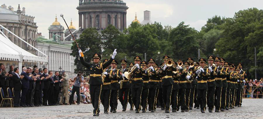 中国人民解放軍軍楽団はサンクトペテルブルクに登場