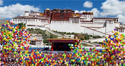 チベット自治区成立５０周年祝賀大会はポタラ宮広場で行われ