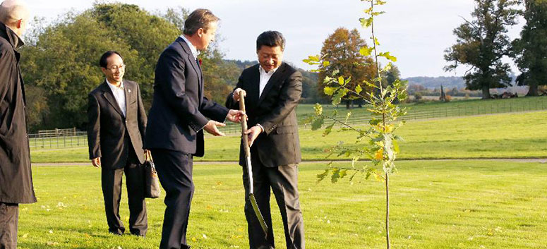 習近平主席がキャメロン英首相と共に友情の木を植え