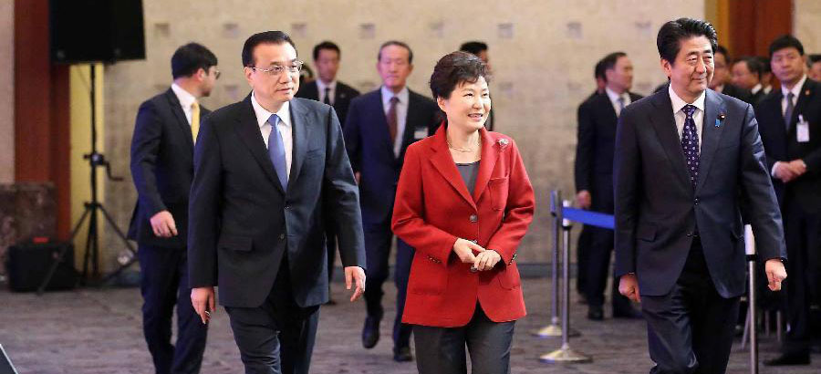 李克強総理、中日韓ビジネスサミットに出席し、挨拶する