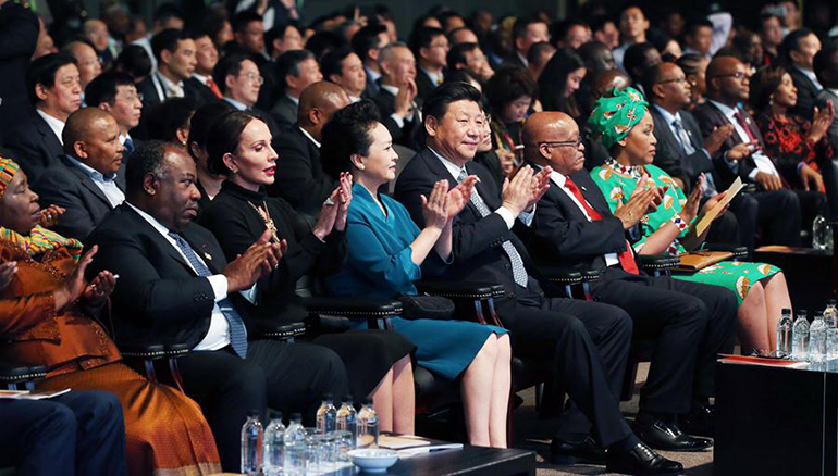 習近平主席夫婦が南アフリカ「中国年」閉幕式の演芸公演に出席