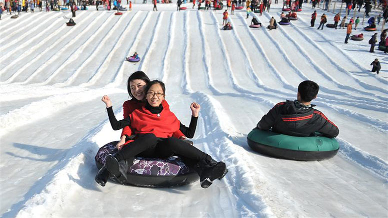 春節連休、人々は氷雪の趣きを楽しむ