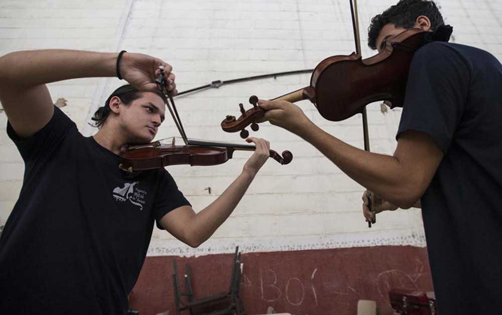 ブラジル貧困地区の青少年楽団