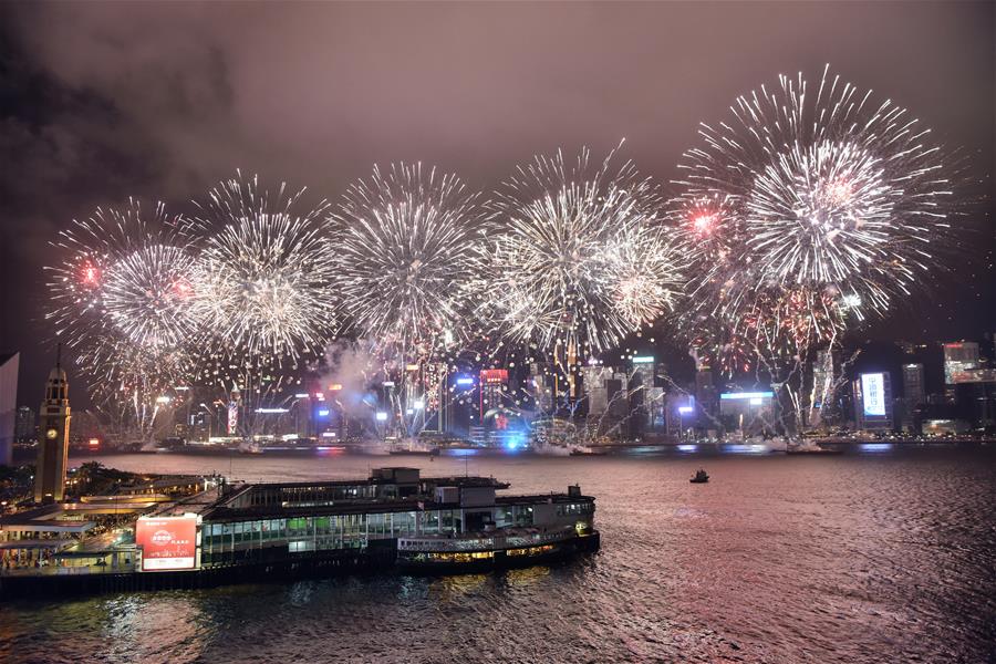 綺麗な花火がビクトリア港の上空で咲き　香港の祖国復帰20周年を祝う