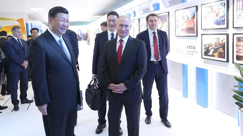 習近平主席、プーチン大統領と中ロ経済貿易協力展を見学