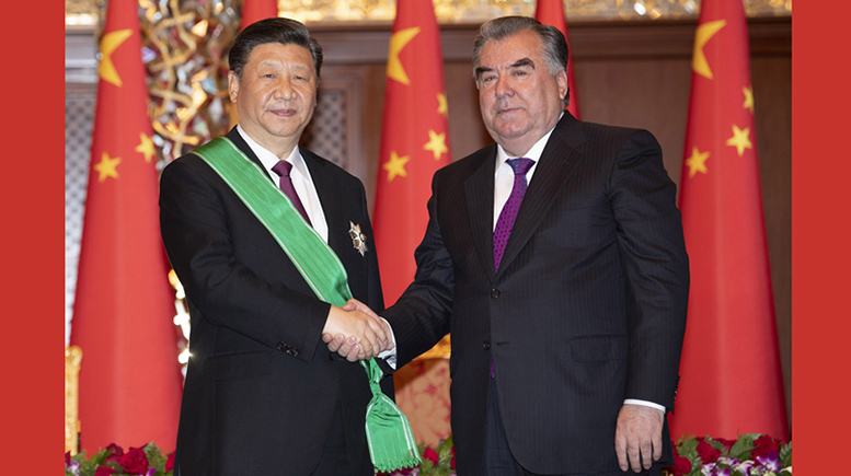 習近平主席、タジキスタン大統領から「王冠勲章」授与