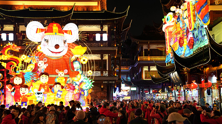 ランタンの明かり　華やか夜の豫園　上海市