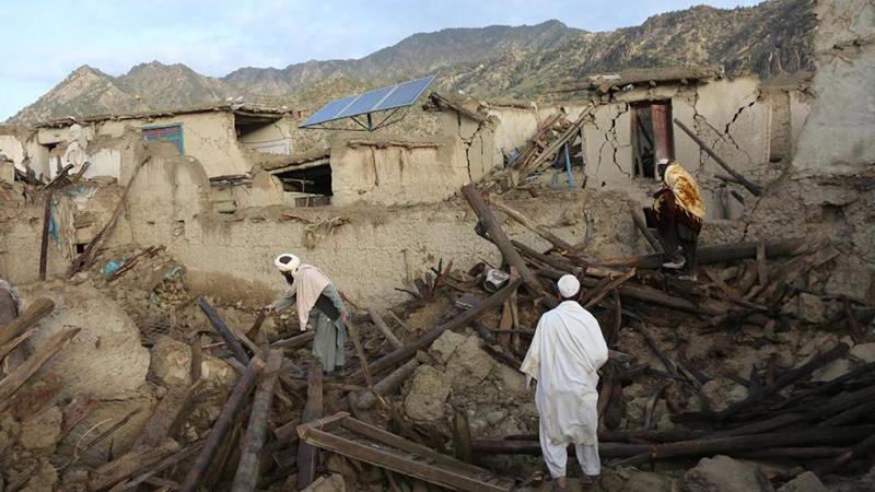 地震の爪痕が残るアフガンの村落