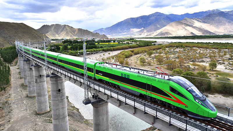 チベット自治区を走る高速列車「復興号」