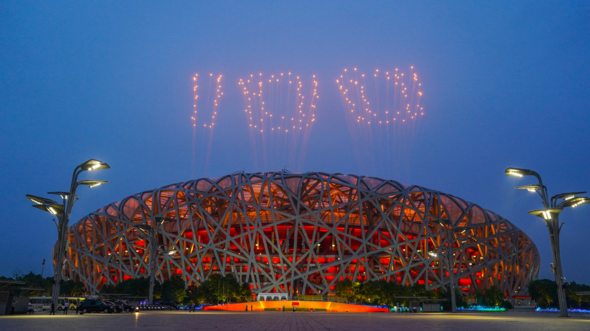 北京の夜空彩る大輪の花　建党１００周年を祝う