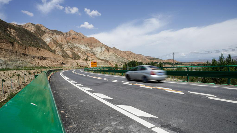 青海省の馬康道路、全線開通