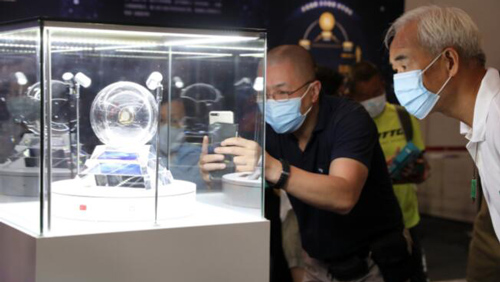 香港で「嫦娥５号」月試料の展示再開、市民が長蛇の列
