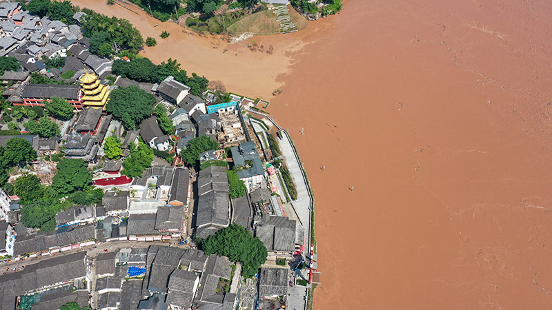 嘉陵江の増水、今年１回目のピークが重慶市の中心市街地を無事通過