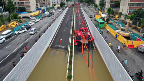 冠水した市街地で進む排水作業　河南省鄭州市