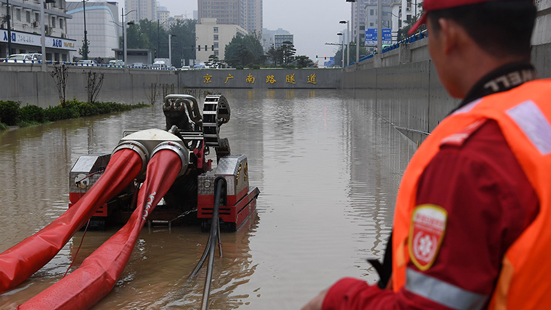 大雨被害の河南省鄭州市で救援活動進む