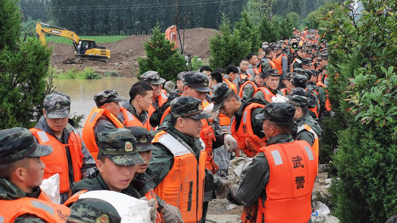 河南省各地で洪水対策に奮闘する兵士たち