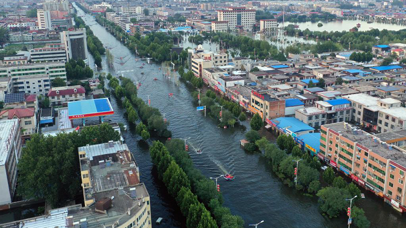 豪雨災害、市街地で救助活動続く　河南省衛輝市