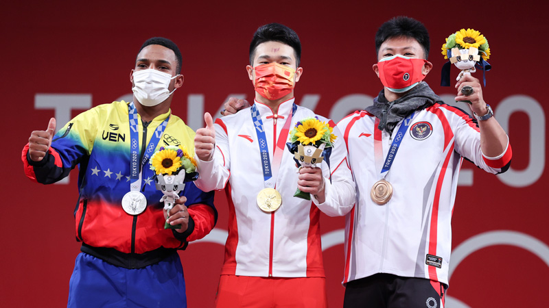 重量挙げ男子７３キロ級、中国の石智勇が金メダル