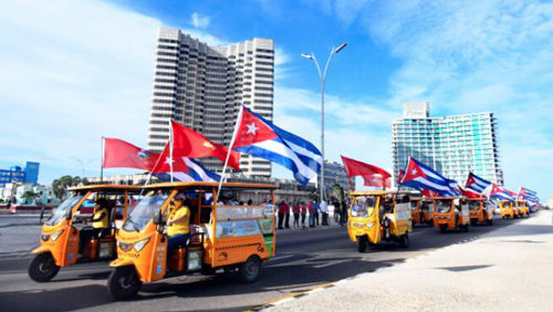 キューバで米国封鎖反対デモ　数百人が参加