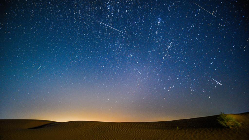 砂漠でペルセウス座流星群を観測　内モンゴル自治区