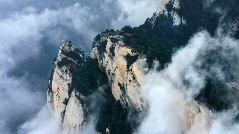 雲に包まれた幻想的な華山　陝西省渭南市