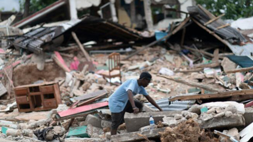 ハイチ地震、死者１４００人超に