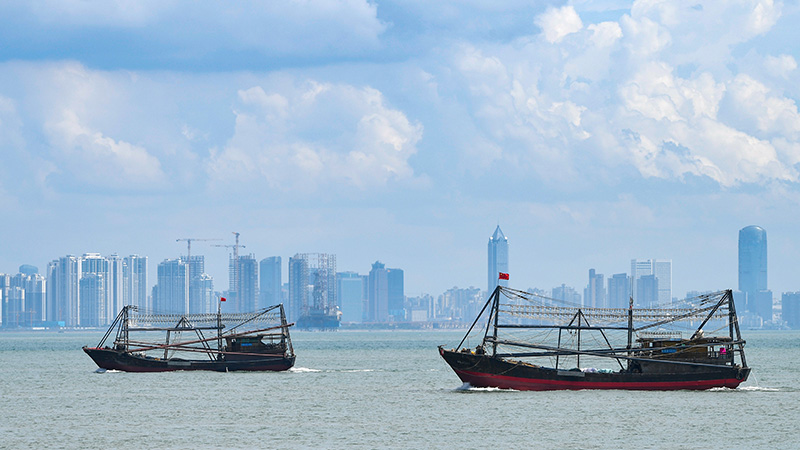 南中国海の禁漁期終了、漁船が出漁