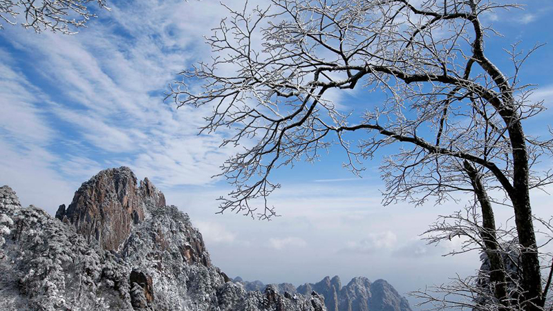 黄山に幻想的な雪景色　安徽省