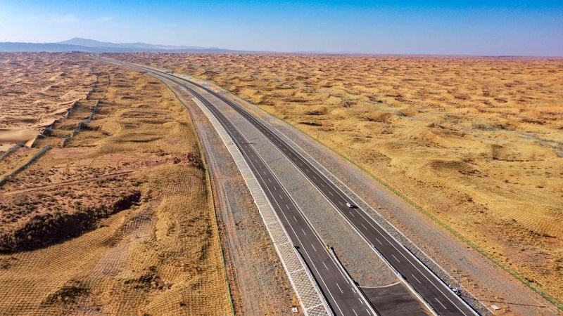 トングリ砂漠を貫く高速道路が開通　寧夏回族自治区