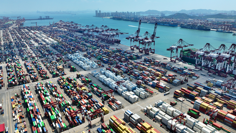 中国山東省青島港、約２分おきにＢＲＩＣＳからの貨物を取り扱う