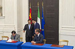 李克強総理、イタリアのレンツィ首相と共に調印式に出席