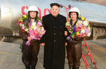金正恩氏、朝鮮空軍戦闘機戦関機の女性パイロットの訓練を指導