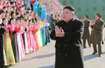 金正恩氏　朝鮮人民軍第二回軍人家族積極分子大会の参加者と記念写真を撮る