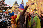 モスクワ街頭、人々が晴れ着で新年を迎え