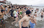 トロント、人々は寒中水泳で新年を過ごし