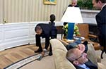 ホワイトハウスが2014年度写真を公開、オバマ大統領がハエ退治
