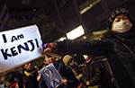 日本民衆が街で抗議　安倍首相に人質の救出を要求