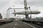 台湾復興航空の旅客機が川に墜落