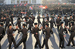 朝鮮兵士、金日成広場で踊って建軍記念を祝う